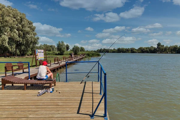 Vilkove Ukraine 2020年8月5日 ドナウ川のほとりにある木製の桟橋で釣りをし 休息と釣りのための快適な場所を観光レクリエーション複合ペリカンツアー — ストック写真