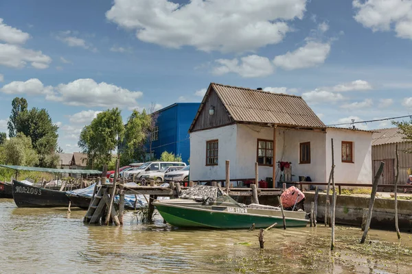 Vilkove Ukraine August 2020 Cars Boats Parked Traditional Old Rural — Stock Photo, Image