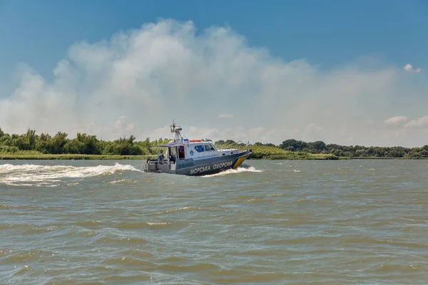 Vilkove Ukraine 2020年8月5日 海上保安官の軍用ボートがドナウ川沿いのウクライナ国境をパトロールする 生物圏保護区 ドナウデルタの近く — ストック写真