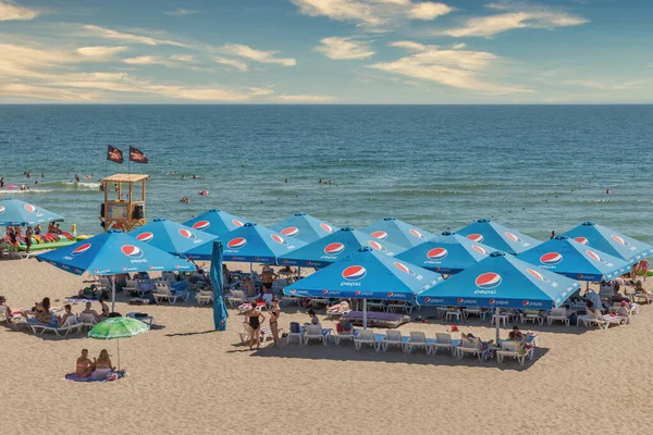 Chornomorsk Ucrania Agosto 2020 Gente Descansa Playa Arena Soleado Día —  Fotos de Stock