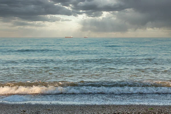 劇的な雲や貨物船と黒海の海の風景 ウクライナのオデッサ — ストック写真