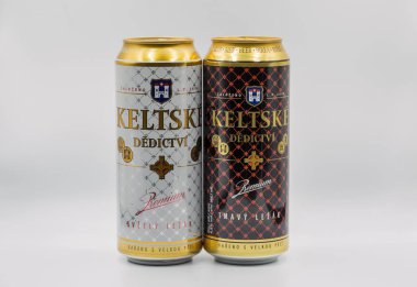 KYIV, UKRAINE - 23 Temmuz 2020: Keltske Dedictvi Çek hafif ve koyu lager bira kutuları beyaz arka plana yakın çekim, ön plana odaklan. Yapımcı: United Breweries s.r.O., Pivovar Rakovnik.