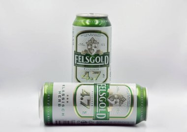 KYIV, UKRAINE - 23 Temmuz 2020: Felsgold Klassisch Herb Alman pilsner bira kutuları beyaz arka plana yakın çekim, ön plana odaklan.