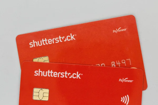 Kyiv Ukraine Juli 2020 Shutterstock Gebrandmerkt Payoneer Mastercard Bankkaarten Close — Stockfoto