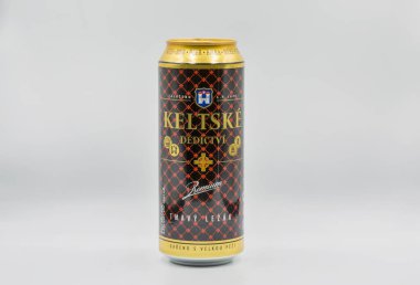 KYIV, UKRAINE - Temmuz 09, 2020: Keltske Dedictvi Çek koyu lager birası beyaz arka plana karşı kapalı durabilir, ön plana odaklanabilir. Yapımcı: United Breweries s.r.O., Pivovar Rakovnik.