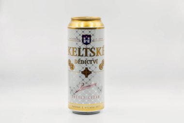KYIV, UKRAINE - Temmuz 09, 2020: Keltske Dedictvi Çek hafif bira birası beyaz arka plana karşı kapalı durabilir, ön plana odaklanabilir. Yapımcı: United Breweries s.r.O., Pivovar Rakovnik.