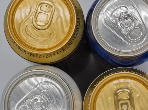 Verschillende Gesloten Bierblikjes Close Zicht Van Bovenaf — Stockfoto