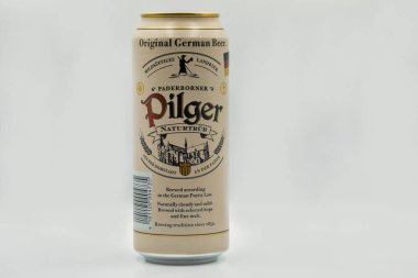 KYIV, UKRAINE - 22 Ağustos 2020: Raderborner Pilger orijinal Alman birası beyaz arka plana yakın çekim yapabilir.