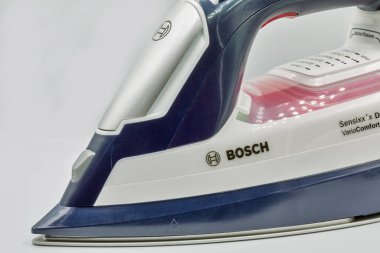 KYIV, UKRAINE - 22 AĞUSTOS 2020: Bosch SenSixx 'x VarioComfort Ceranium Glissee Steam Iron' in stüdyo çekimi. Robert Bosch GmbH bir Alman çokuluslu mühendislik ve teknoloji şirketidir..