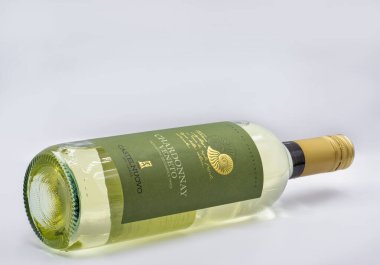 KYIV, UKRAINE - 22 AĞUSTUSTOS 2020: Castelnuovo del Garda Chardonnay Veneto İtalyan beyaz şarap şişesinin beyaz arka plana yakın çekim çekimi.