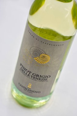 KYIV, UKRAINE - 22 AĞUSTUSTOS 2020: Castelnuovo del Garda Pinot Grigio 'nun stüdyo çekimi.
