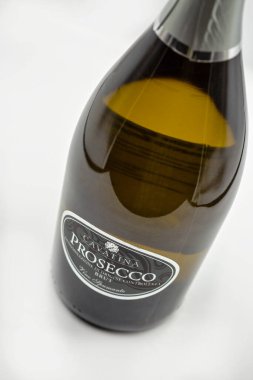 KYIV, UKRAINE - 28 Ağustos 2020: İtalyan Cavatino Prosecco Brut şişesi beyaz arka plana yakın çekim. Veneto bölgesinde üretilen bir şaraptır..