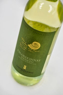 KYIV, UKRAINE - 22 AĞUSTUSTOS 2020: Castelnuovo del Garda Chardonnay Veneto İtalyan beyaz şarap şişesinin beyaz arka plana yakın çekim çekimi.