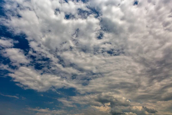 Nuvens Com Nuvens Brancas Contra Céu Azul Claro — Fotografia de Stock