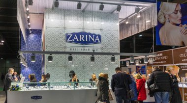 KYIV, UKRAINE - 18 Aralık 2015: İnsanlar KyivvExpoPlaza Sergi Merkezi 'ndeki Noel Kuyumcusu Fuarı sırasında ZARINA Kuyumcu standını ziyaret ediyor.