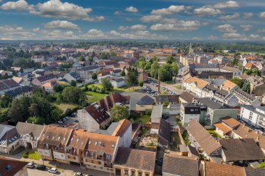 Macaristan 'ın Nagykanizsa kentinin, geleneksel evlerin, yeşil bahçelerin ve kiliselerin güzel panoramik hava aracı manzarası. Seyahat, turizm ve kültürel tanıtım için mükemmel..