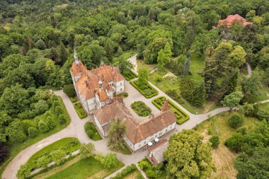 Kontlar Schonborn 'un Avrupa' daki ortaçağ sarayının belirgin terracotta kiremit çatıları, taş kuleler ve yemyeşil ağaçlarla dolu barok mimarisinin hava indirgenmiş görüntüsü. Chynadiieve, Ukrayna.