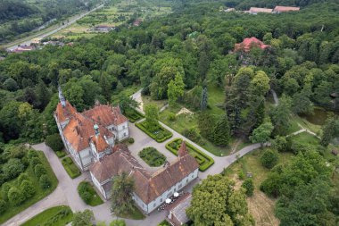 Kontlar Schonborn 'un Avrupa' daki ortaçağ sarayının belirgin terracotta kiremit çatıları, taş kuleler ve yemyeşil ağaçlarla dolu barok mimarisinin hava indirgenmiş görüntüsü. Chynadiieve, Ukrayna.