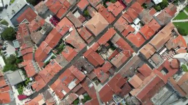 Hırvatistan 'ın Porec kentinin yukarıdan aşağıya bakan manzarası, Euphrasian Bazilikası ve dar sokakları ve sıkıca sarılmış geleneksel kırmızı kiremitli çatılarıyla tarihi eski kenti gösteriyor.