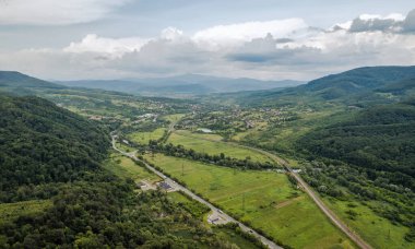 Yeşil ormanlık tepeler ve bulutlu gökyüzü ile Latorica Vadisi manzarası. Huzurlu doğal manzara seyahat, turizm ve doğa için idealdir. Chynadiieve, Ukrayna.