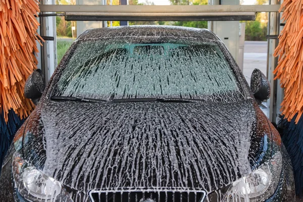 Dotted Soap Suds Tunnel Car Wash Automatic Car — Stock Photo, Image