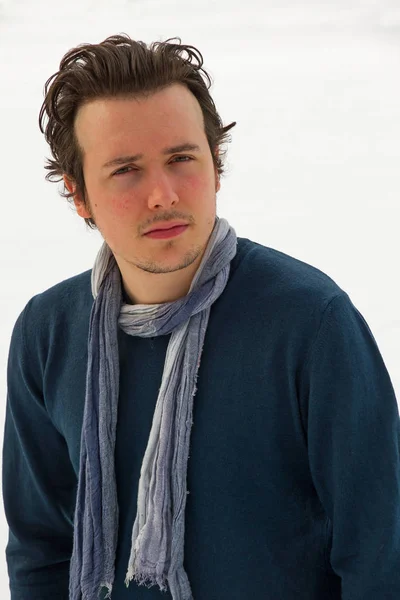 Retrato Joven Mirando Cámara Con Suéter Bufanda Azul Alrededor Cuello —  Fotos de Stock