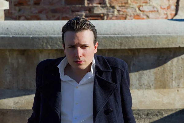 Joven Frente Elegante Una Fuente Ruinas Contraste Luz Sombra Hombre —  Fotos de Stock