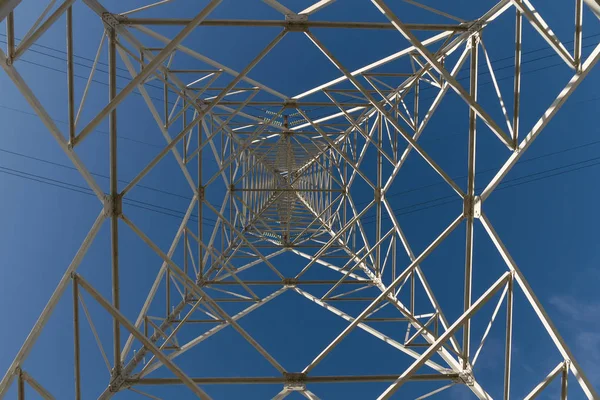 Вежа Розподілу Електроенергії Вид Знизу Фоні Блакитного Неба — стокове фото
