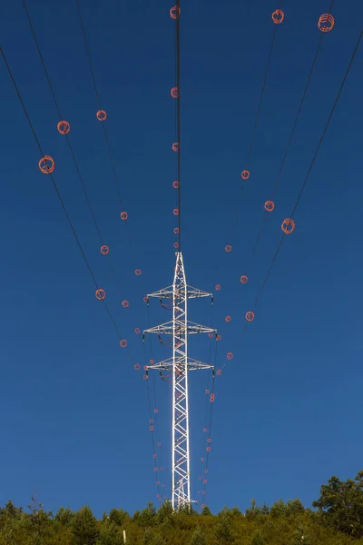 電気のパイロン 敷設の電気コイル ケーブル ビーコン鳥 ダイバータ金属タワー — ストック写真