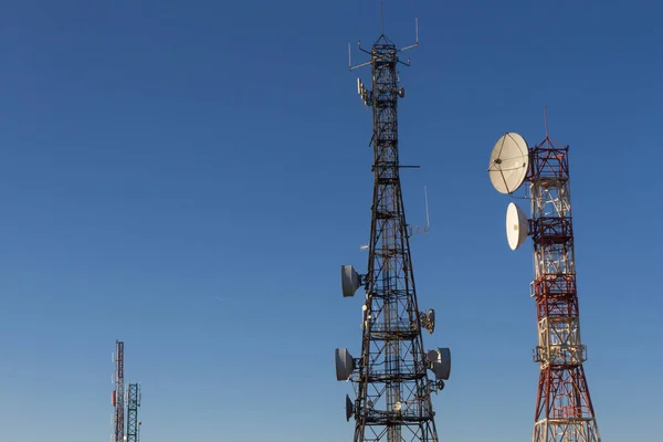 Metall Torn Eller Torn Telekommunikation Satellit Rätter Mottagning Och Utsläpp — Stockfoto