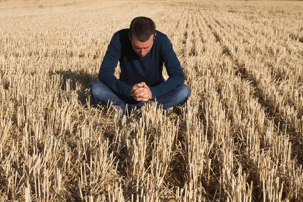 Reflexionandosentado Young Boy Cereal Field Summer Mowing — Stock Photo, Image