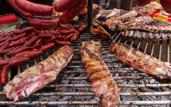 Grillad Rostbiff Utomhus Fläsk Nötkött Lamm Korv Korv Och Blodpudding — Stockfoto