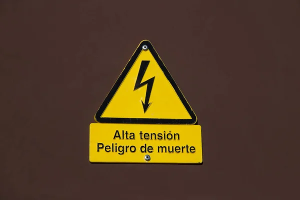 Signal Danger Death High Voltage Spanish Metallic Brown Wall — Stock Photo, Image