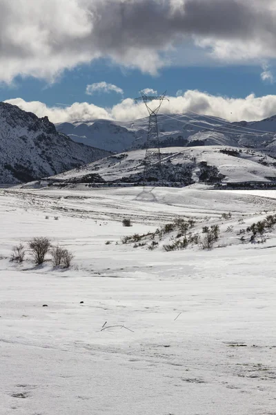 Torre Elettrica Nel Paesaggio Montano Soleggiato Innevato Con Nuvole Cielo — Foto Stock