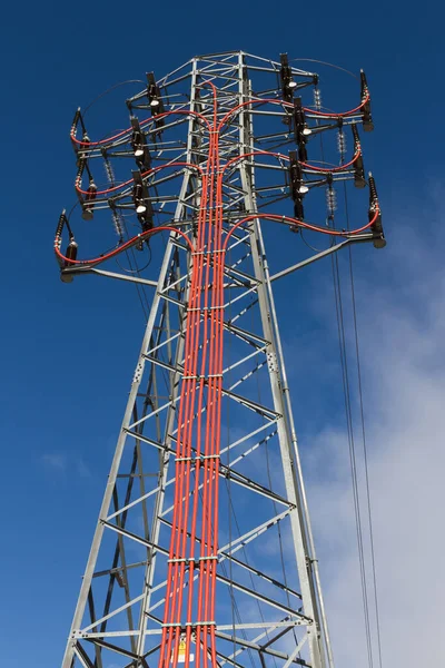 空中に地下のステアリングケーブルの通路の電源ラインの塔 — ストック写真
