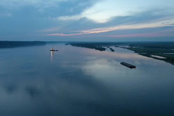 Widok Powietrza Barki Rzece Wieczorem Widok Drona Wydobycie Piasku Górnictwo — Zdjęcie stockowe
