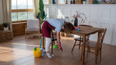 Kadın hizmetçi odayı temizlemekten yoruldu.