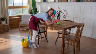 Kadın hizmetçi odayı temizlemekten yoruldu.