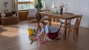 Kadın hizmetçi odayı temizlemekten yoruldu.