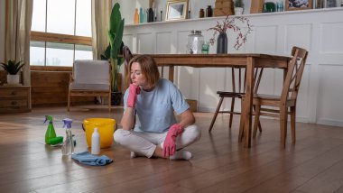 Kadın odayı temizlemekten yoruldu.