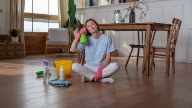 Kafasının yanında sprey şişesi olan kadın odayı temizlemek istemediği için kendini vurmak istiyor gibi görünüyor.