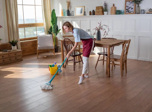 Woman Cleaning Wash Floors Mop Room — Stock Photo, Image