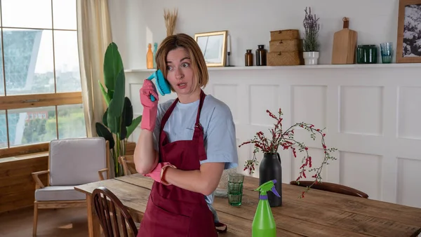 Young Woman Clean Room Rubber Gloves Holds Cleaning Brush Her — Stock Photo, Image