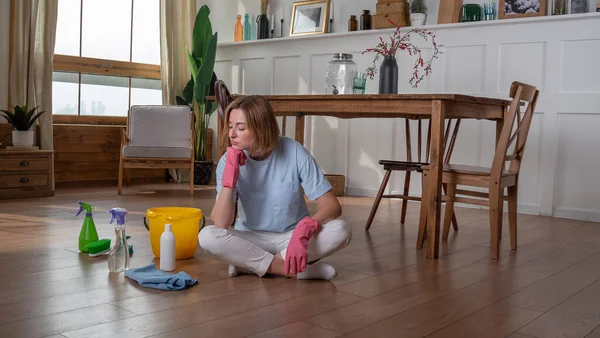 Kadın odayı temizlemekten yoruldu.