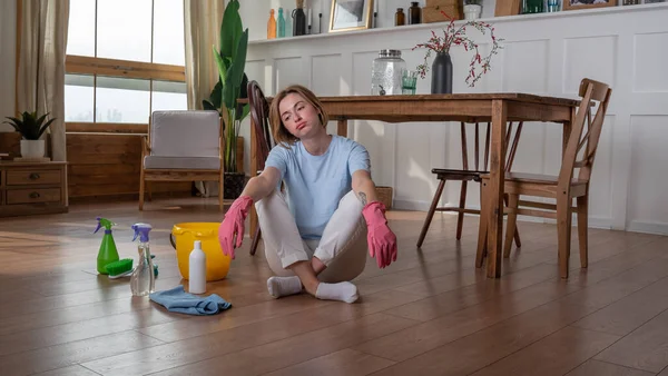 Mulher Cansada Limpando Quarto — Fotografia de Stock