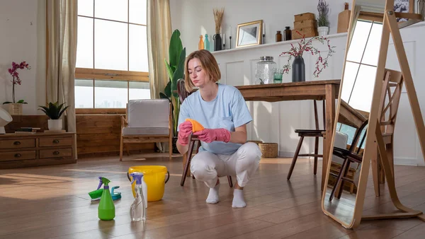 Woman Cleaning Wash Floors Mop Room — Stock Photo, Image