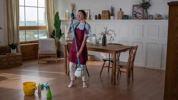 Mulher Feliz Lavar Pisos Com Esfregona Dança Porque Ela Está — Fotografia de Stock