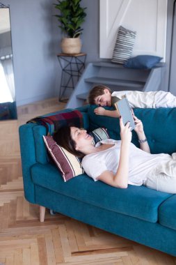 Evde oynayan anne ve oğul, mutlu çocukluk, aile günü