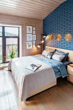 Kır evinde hafif yatak odası, güzel iç tasarım.