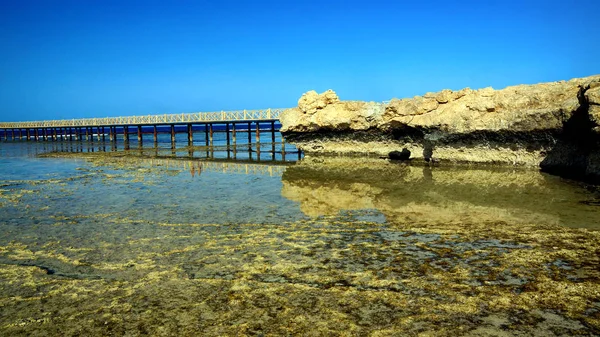 Pier Met Laagtij Zee — Stockfoto